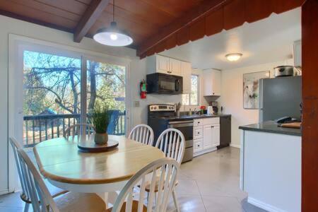 Blue Door Cottage 12 Miles To Yosemite Bbq Oakhurst Εξωτερικό φωτογραφία